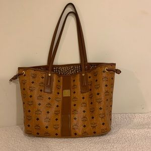 MCM shoulder Purse, does not come with Clutch!